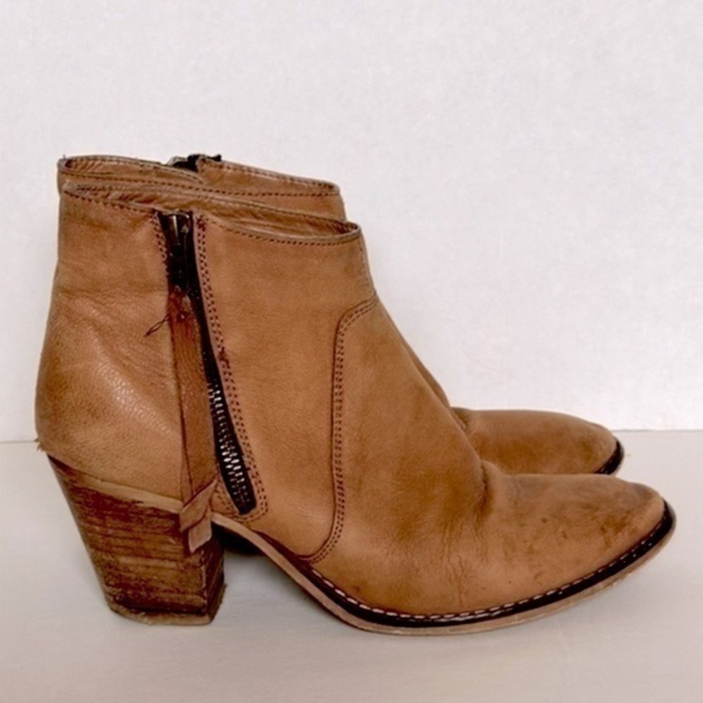 Urban Outfitters brown leather ankle booties size 6